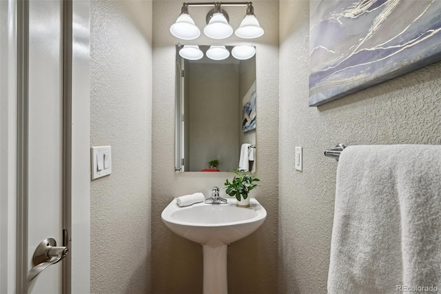 3482 E 28th Ave, Denver, CO 80205 - bathroom featuring a textured wall