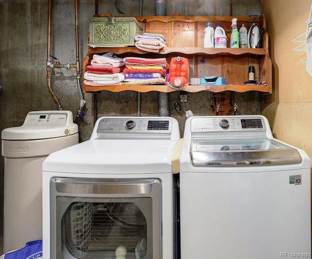 8866 E Easter Ave, Centennial, CO 80112 - laundry area featuring independent washer and dryer
