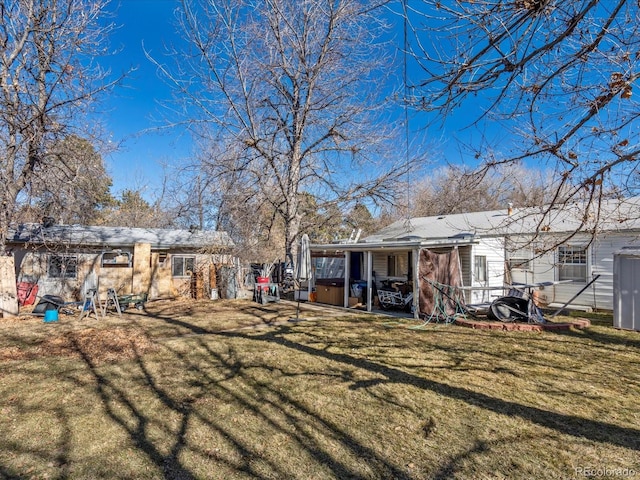 view of yard featuring a hot tub