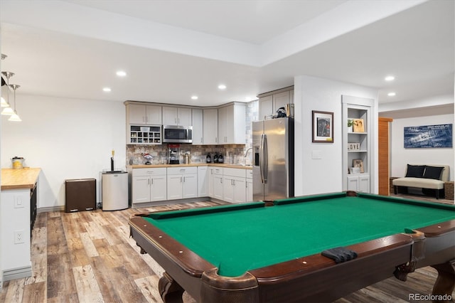 playroom with light wood-type flooring, a sink, billiards, and recessed lighting