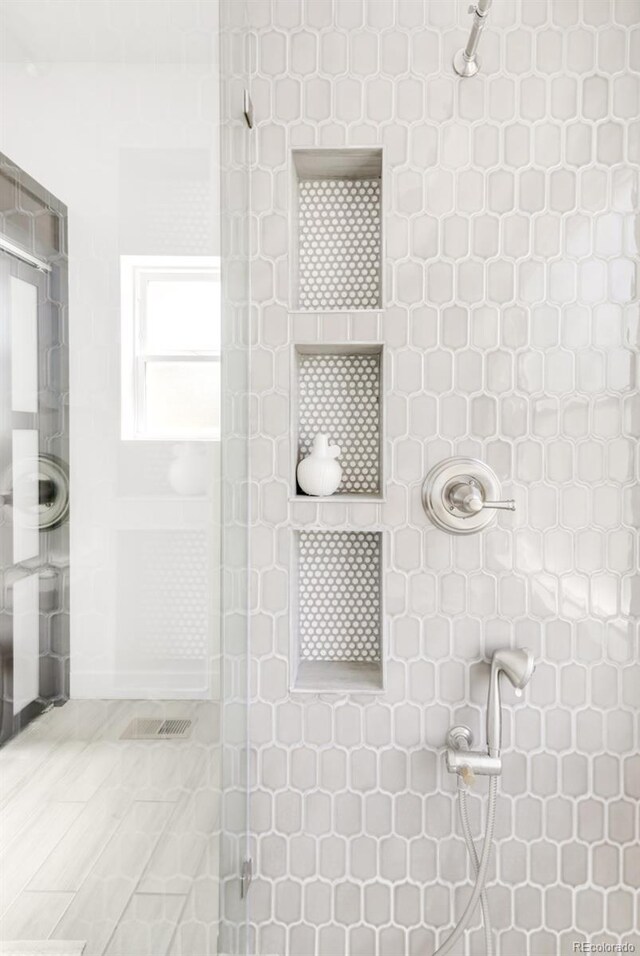5282 E 116th Ave, Thornton, CO 80233 - full bath with tiled shower