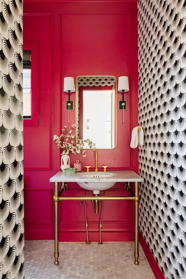 bathroom featuring a sink