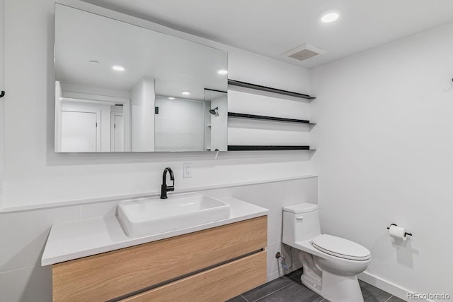 full bath featuring recessed lighting, toilet, visible vents, a tile shower, and vanity