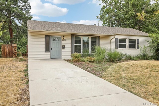 single story home featuring a front lawn