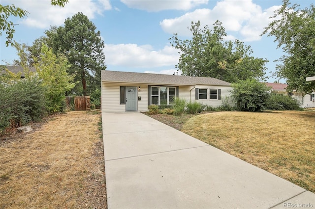 ranch-style house featuring a front lawn