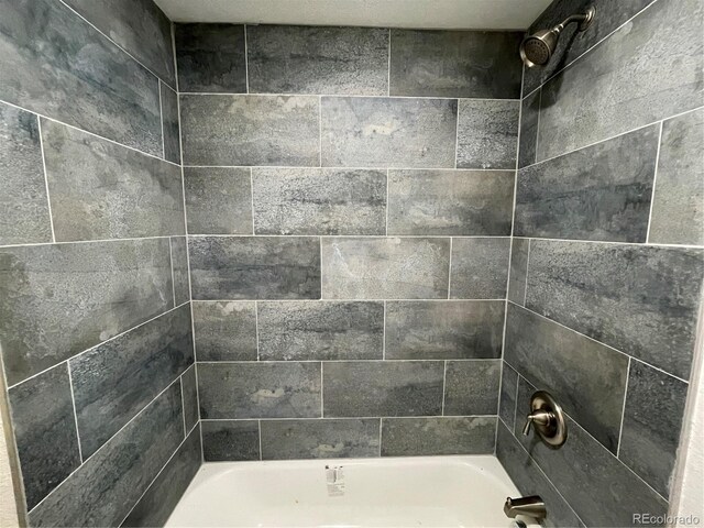 bathroom with tiled shower / bath