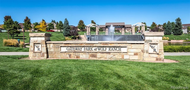 community sign with a lawn