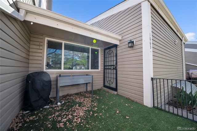 entrance to property with fence