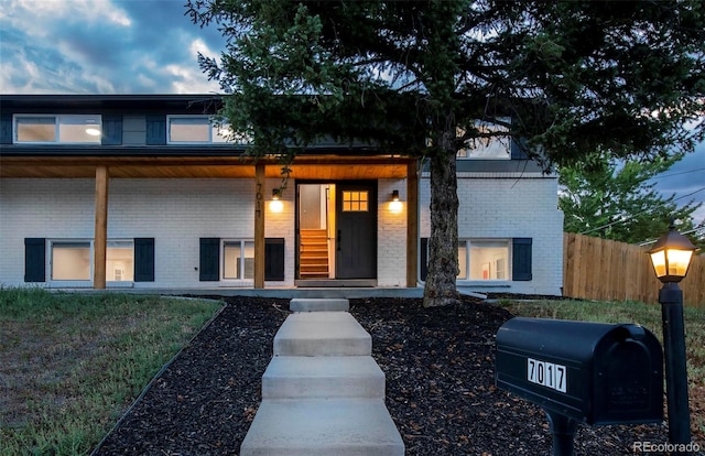 view of front of house featuring a lawn