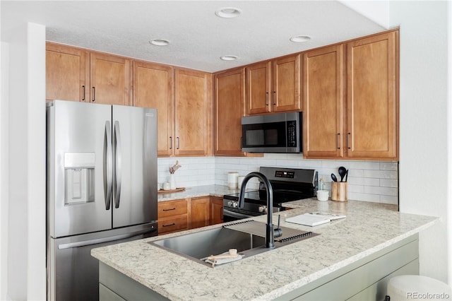 kitchen with stainless steel appliances, backsplash, and kitchen peninsula