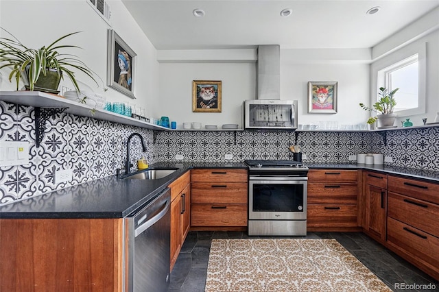 kitchen featuring stainless steel appliances, a sink, decorative backsplash, dark countertops, and recessed lighting