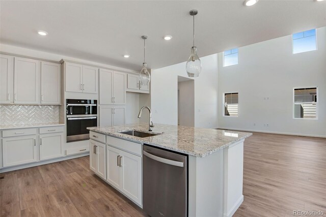 24563 E 34th Ave, Aurora, CO 80019 - kitchen with stainless steel appliances, a sink, light wood finished floors, and recessed lighting