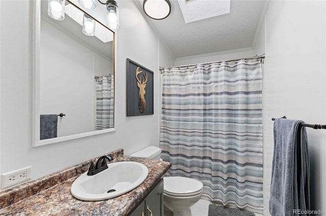 bathroom with a shower with curtain, crown molding, a textured ceiling, toilet, and vanity