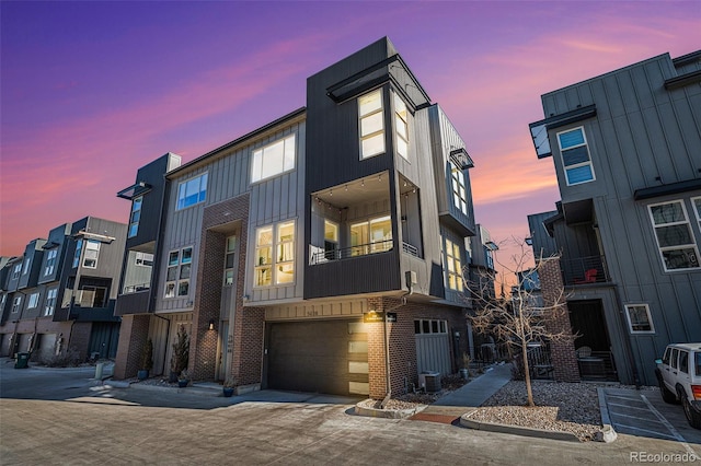 view of front facade featuring a garage