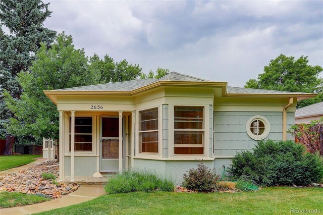 view of front of house featuring a front yard