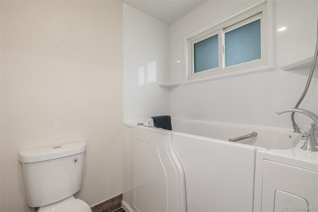 3912 S Richfield Way, Aurora, CO 80013 - full bathroom featuring a bath and toilet