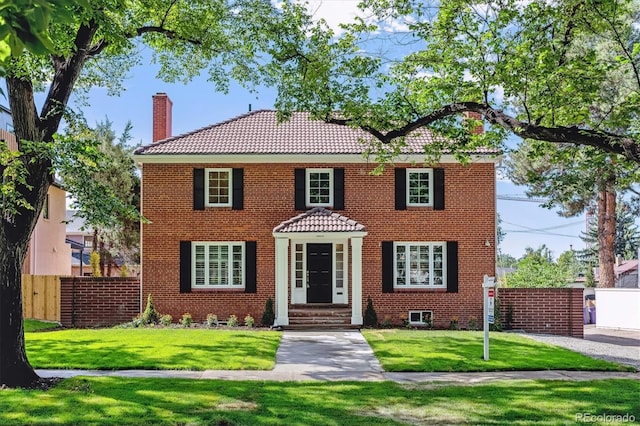 view of front of home featuring a front lawn