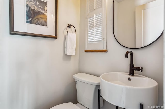 bathroom featuring toilet and sink