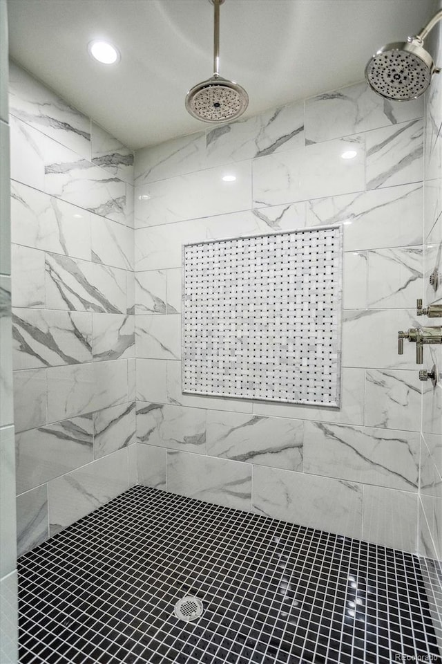 bathroom featuring tiled shower