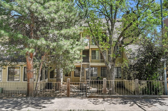 view of front of home featuring a fenced front yard