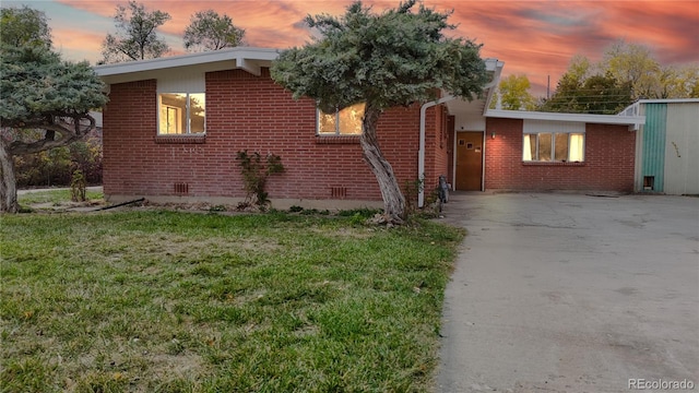 view of front of house featuring a yard