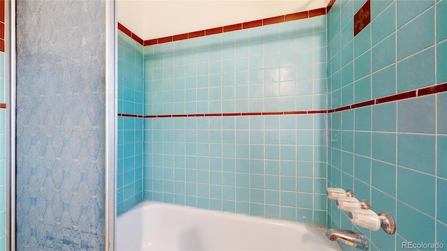 bathroom with tiled shower / bath