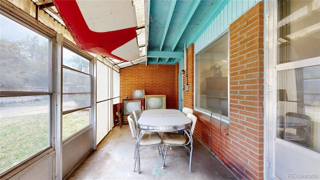 sunroom with lofted ceiling