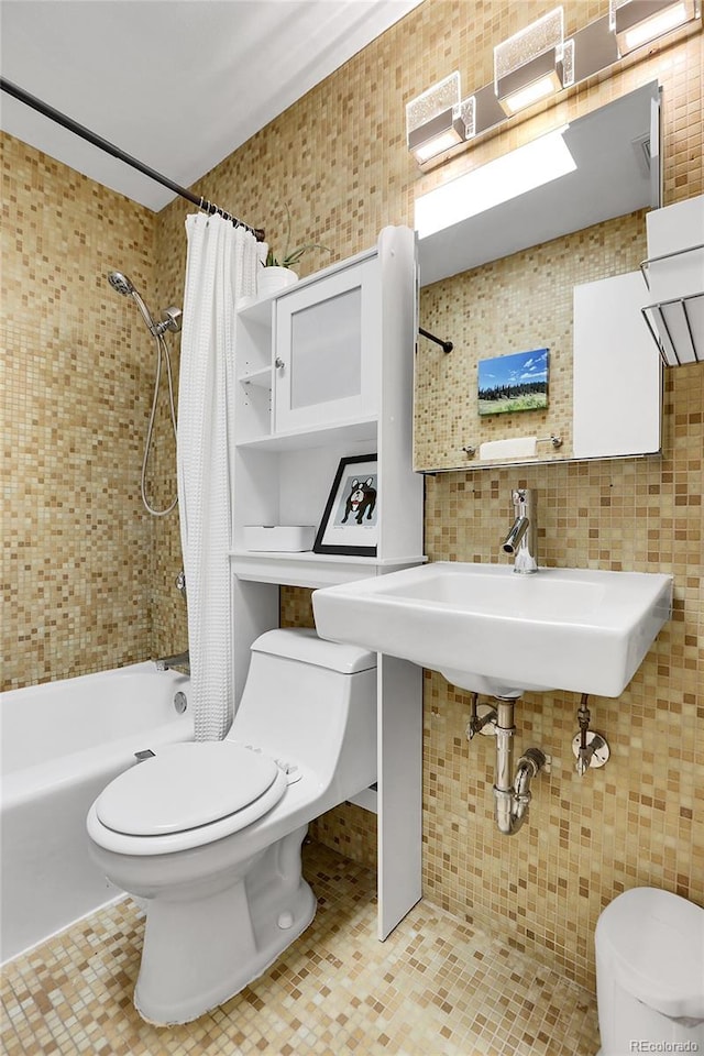 full bathroom with shower / tub combo with curtain, sink, tile patterned floors, and toilet