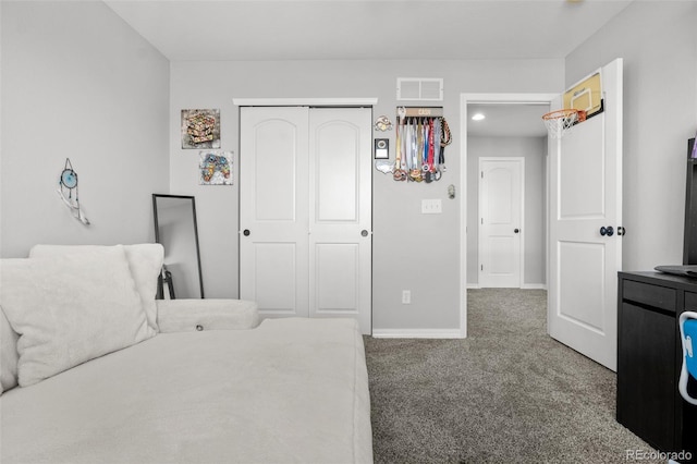 bedroom featuring carpet flooring and a closet