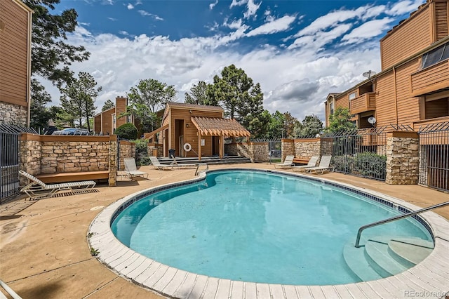 4285 S Salida Way Unit 17, Aurora, CO 80013 - community pool with a patio area and an outbuilding