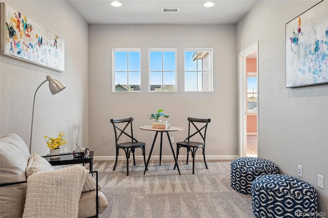living area with carpet, baseboards, visible vents, and recessed lighting