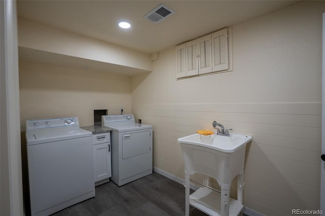 laundry room with dark wood-style flooring, recessed lighting, visible vents, a sink, and independent washer and dryer