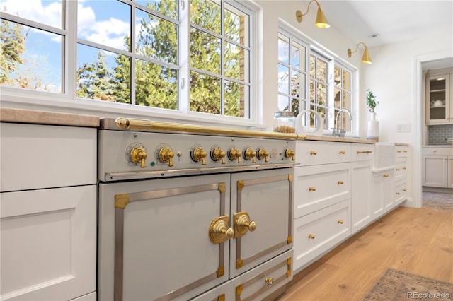 bar with decorative backsplash and light wood-style floors
