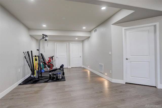 exercise area with light hardwood / wood-style flooring