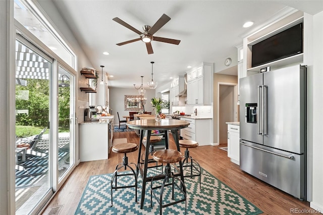dining space featuring ceiling fan, light wood-style flooring, and recessed lighting