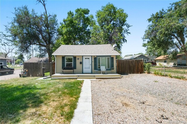 bungalow featuring a front lawn