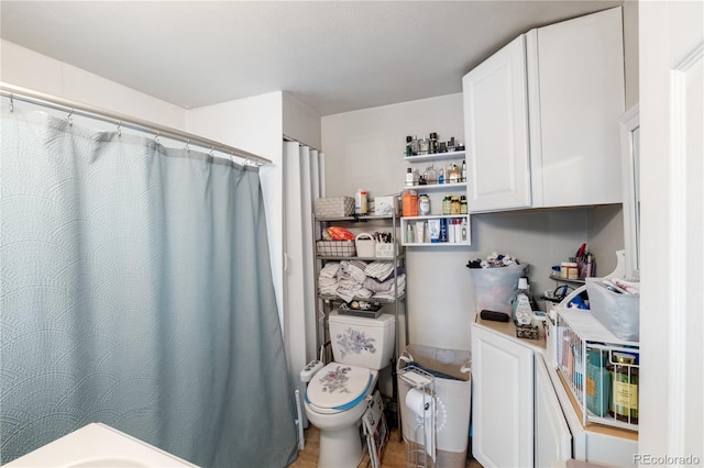 full bathroom featuring curtained shower and toilet