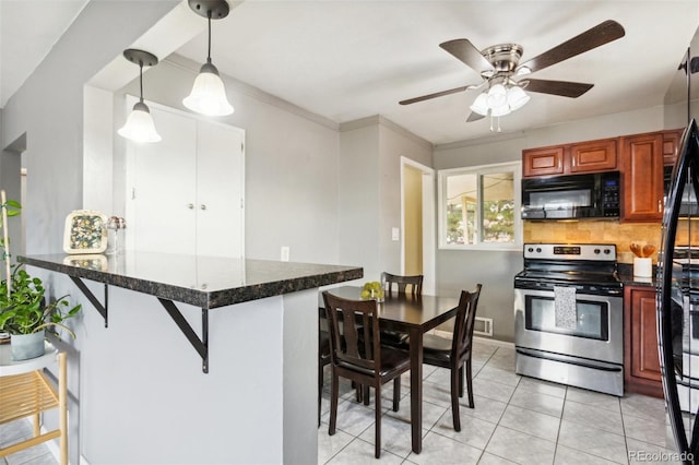 kitchen with tasteful backsplash, electric stove, hanging light fixtures, kitchen peninsula, and a breakfast bar