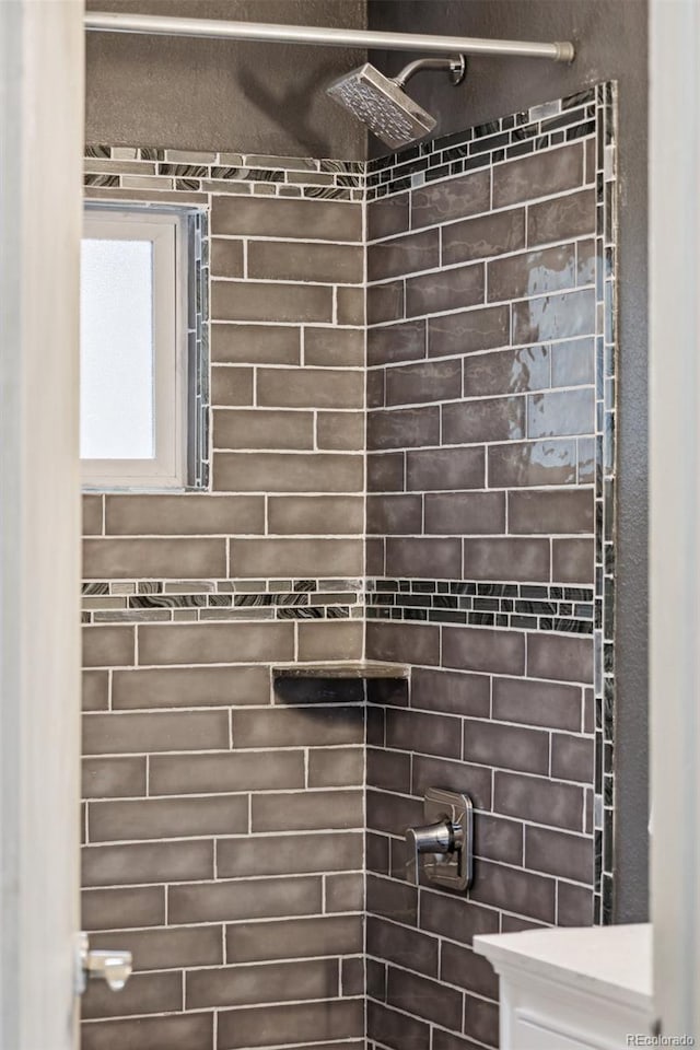 bathroom featuring a tile shower