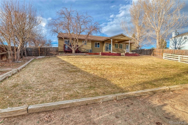 view of front of property featuring a front lawn and a fenced backyard