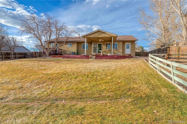 view of front of house featuring a front yard, a fenced backyard, and a ceiling fan