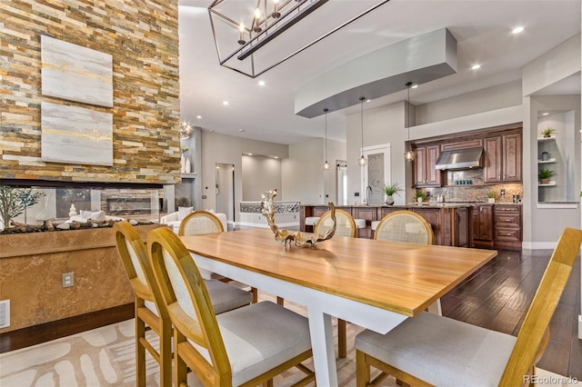 dining space with a chandelier, dark hardwood / wood-style floors, and sink