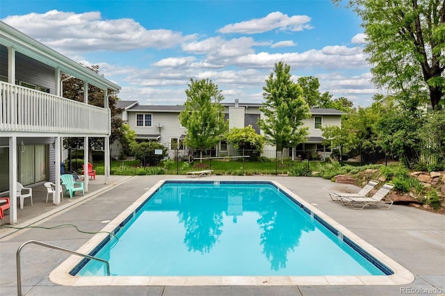 2650 S Vaughn Way Unit B, Aurora, CO 80014 - community pool with a patio