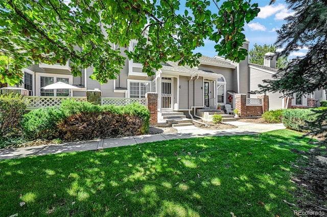 view of front of house featuring a front lawn