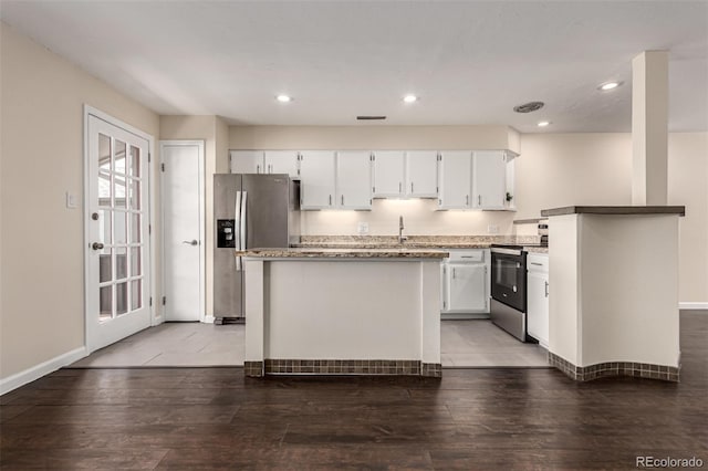 2301 E Fremont Ave Unit W08, Centennial, CO 80122 - kitchen featuring appliances with stainless steel finishes, a kitchen island, white cabinets, light wood-type flooring, and recessed lighting