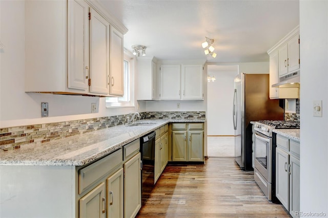 1487 S Zeno Way, Aurora, CO 80017 - kitchen featuring stainless steel gas stove, under cabinet range hood, dishwasher, a sink, and light wood finished floors
