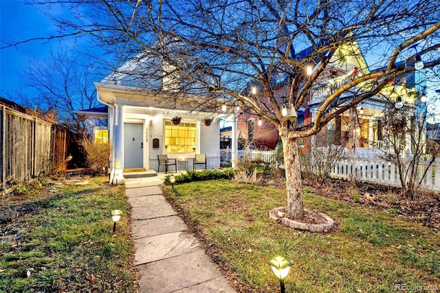 view of front of house featuring a front lawn