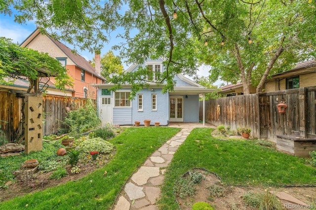 back of house featuring a lawn