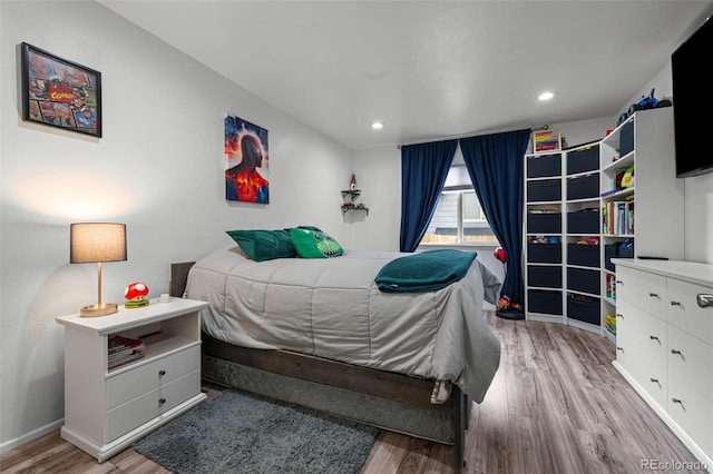 bedroom featuring light wood-style floors, baseboards, and recessed lighting