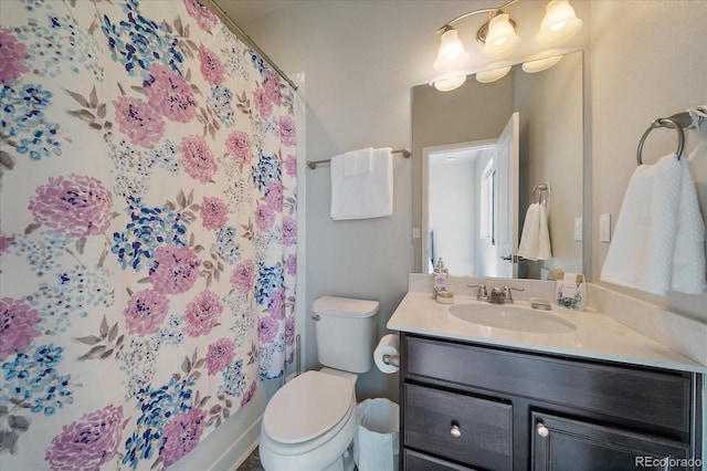 full bathroom with a shower with curtain, toilet, and vanity